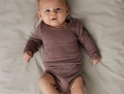 Baby i Name It uld body i antler merinould med hulmønster og blondekant